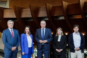 Члены дэлегацыі беларускіх дэмакратычных сіл у ПАРЕ. Злева направа: Уладзімір Астапенка, Аляксандра Мамаева, Павел Латушка, Ксенія Луцкіна, Яўгеній Андрэйчык.
